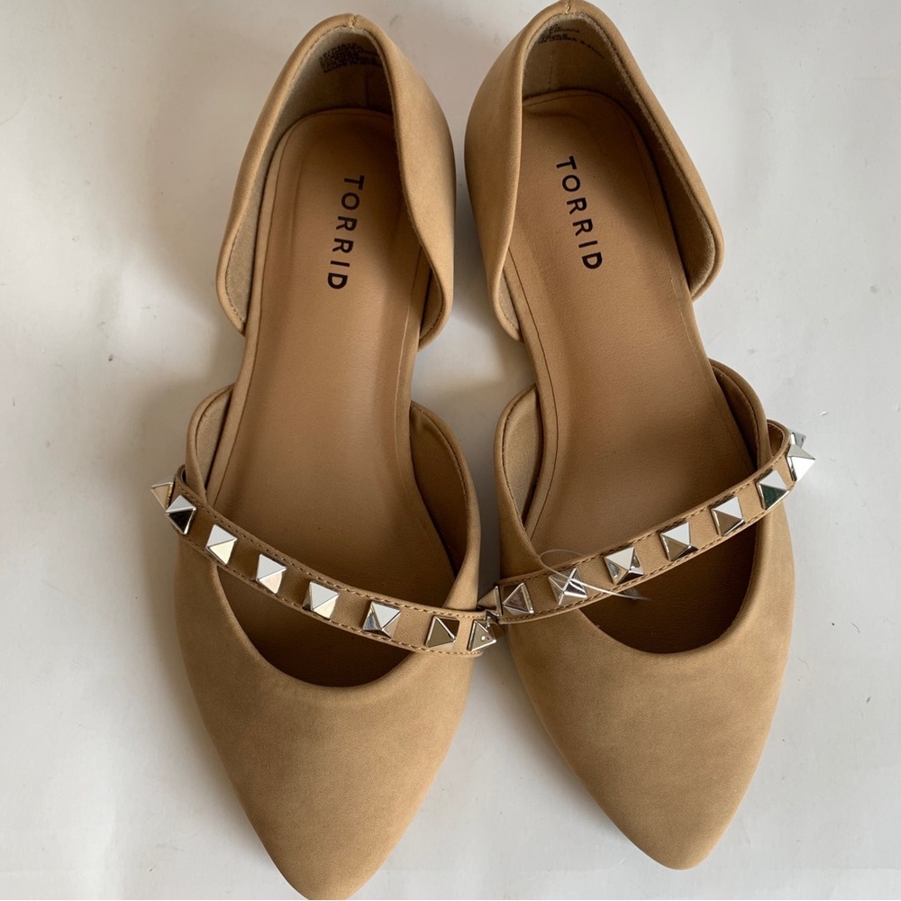Torrid Women’s Flats 16704613 Tan Size 8.5 WW Spiked Stud Straps Slip On